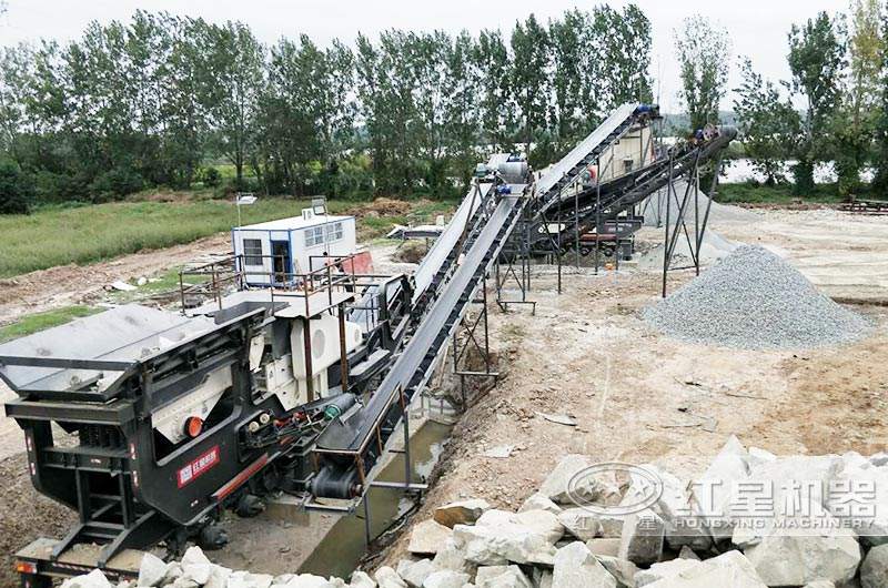 多臺(tái)聯(lián)機(jī)作業(yè)的流動(dòng)打石頭機(jī) 多臺(tái)聯(lián)機(jī)作業(yè)的流動(dòng)打石頭機(jī)