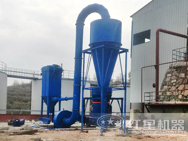 江西某石灰石磨粉加工現(xiàn)場(chǎng) 江西某石灰石磨粉加工現(xiàn)場(chǎng)