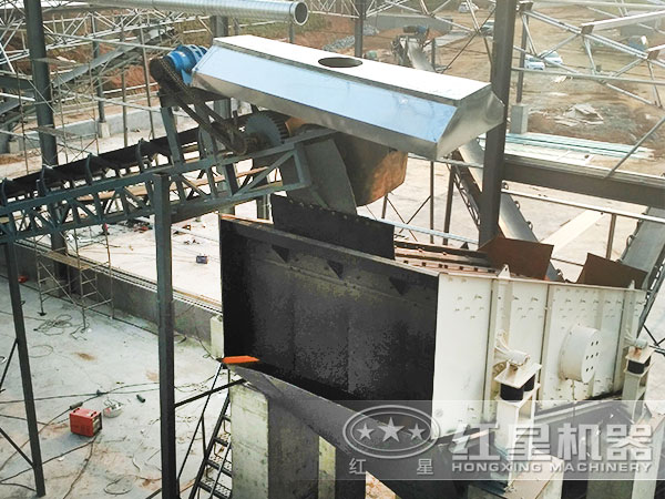 湖南某豆石破碎加工現(xiàn)場(chǎng):帶振動(dòng)篩、輸送帶 湖南某豆石破碎加工現(xiàn)場(chǎng):帶振動(dòng)篩、輸送帶