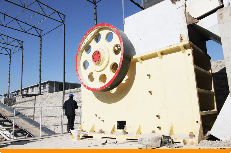 河北某石灰石破碎現場:顎式破碎機 河北某石灰石破碎現場:顎式破碎機