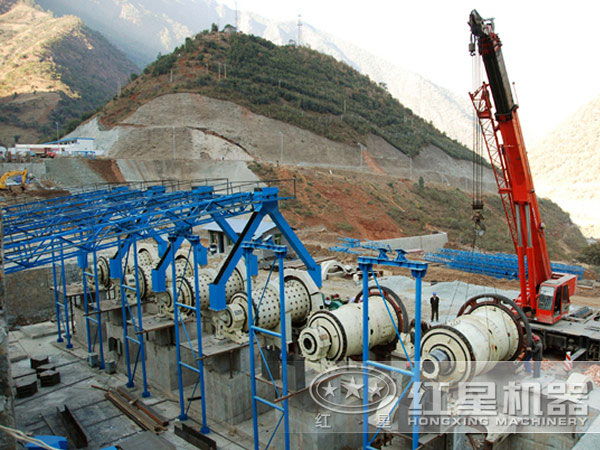 選銅生產(chǎn)線現(xiàn)場:球磨機 選銅生產(chǎn)線現(xiàn)場:球磨機