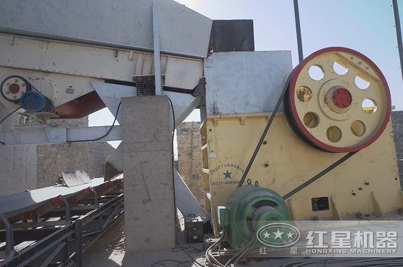 時(shí)產(chǎn)1000方河卵石制砂生產(chǎn)線現(xiàn)場(chǎng):PE1500X1800顎破機(jī)特寫(xiě)