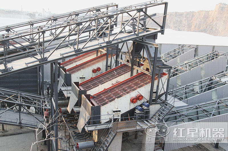 日產(chǎn)1.5萬(wàn)噸河卵石制砂生產(chǎn)線現(xiàn)場(chǎng):振動(dòng)篩特點(diǎn),可篩分多種成品料