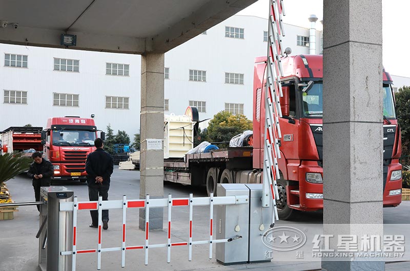 一套采石場破碎機發(fā)貨中 一套采石場破碎機發(fā)貨中