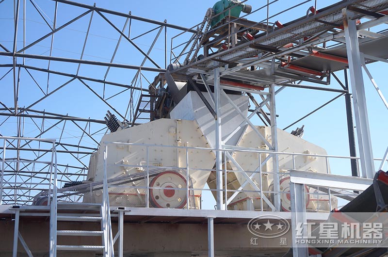 反擊式破碎機(jī)作業(yè)圖 反擊式破碎機(jī)作業(yè)圖