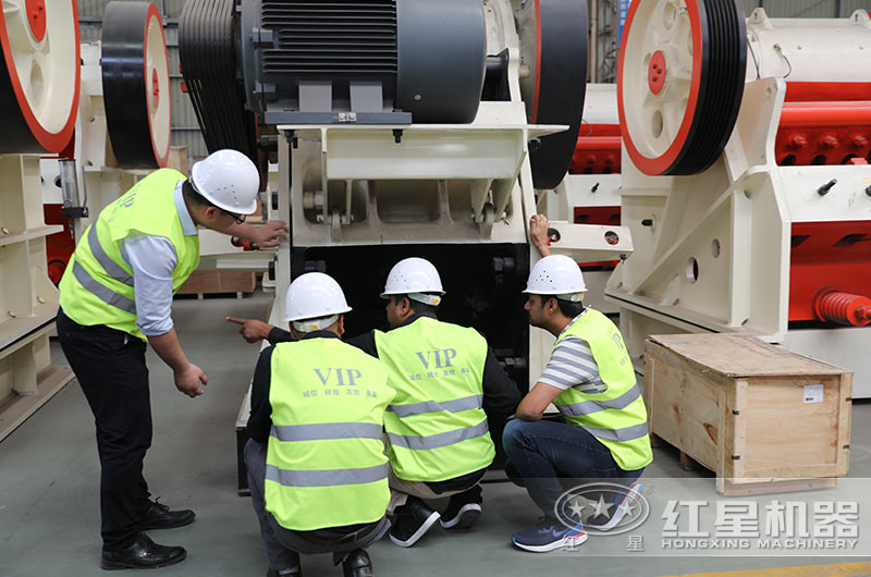 客戶(hù)來(lái)廠(chǎng)參觀69顎式破碎機(jī) 客戶(hù)來(lái)廠(chǎng)參觀69顎式破碎機(jī)