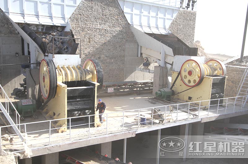 大型石塊破碎機(jī)客戶現(xiàn)場(chǎng) 大型石塊破碎機(jī)客戶現(xiàn)場(chǎng)