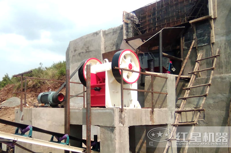 時(shí)產(chǎn)50噸顎式破碎機(jī)工作現(xiàn)場圖 時(shí)產(chǎn)50噸顎式破碎機(jī)工作現(xiàn)場圖