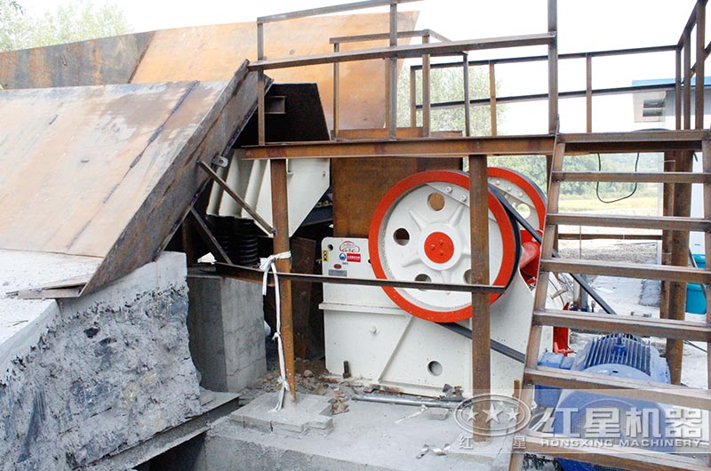 顎式破碎機(jī)工作現(xiàn)場(chǎng)圖 顎式破碎機(jī)工作現(xiàn)場(chǎng)圖