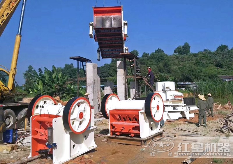 鄂式碎石機(jī)現(xiàn)場安裝圖 鄂式碎石機(jī)現(xiàn)場安裝圖