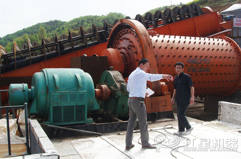 濕式球磨機(jī)-客戶磨礦現(xiàn)場 濕式球磨機(jī)-客戶磨礦現(xiàn)場