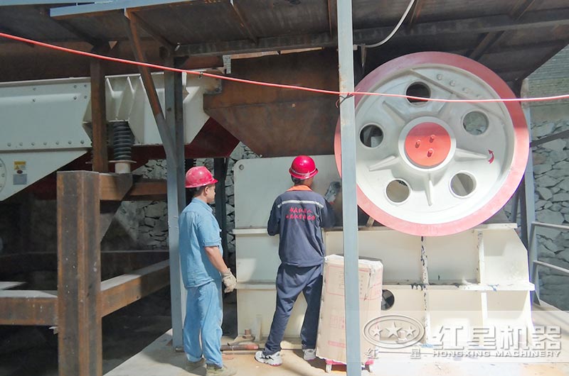 大型顎式破碎機(jī)作業(yè)現(xiàn)場(chǎng) 大型顎式破碎機(jī)作業(yè)現(xiàn)場(chǎng)