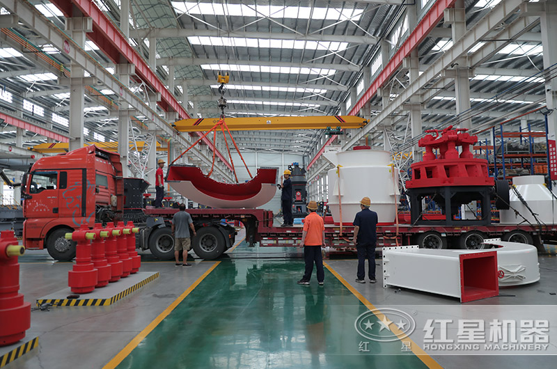 紅星雷蒙磨粉機(jī)裝車發(fā)貨現(xiàn)場(chǎng)