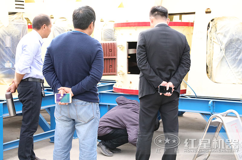 客戶來廠考察復(fù)合破碎機設(shè)備 客戶來廠考察復(fù)合破碎機設(shè)備