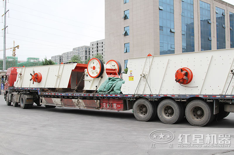 紅星成套打石頭機器裝車發(fā)貨現(xiàn)場 紅星成套打石頭機器裝車發(fā)貨現(xiàn)場