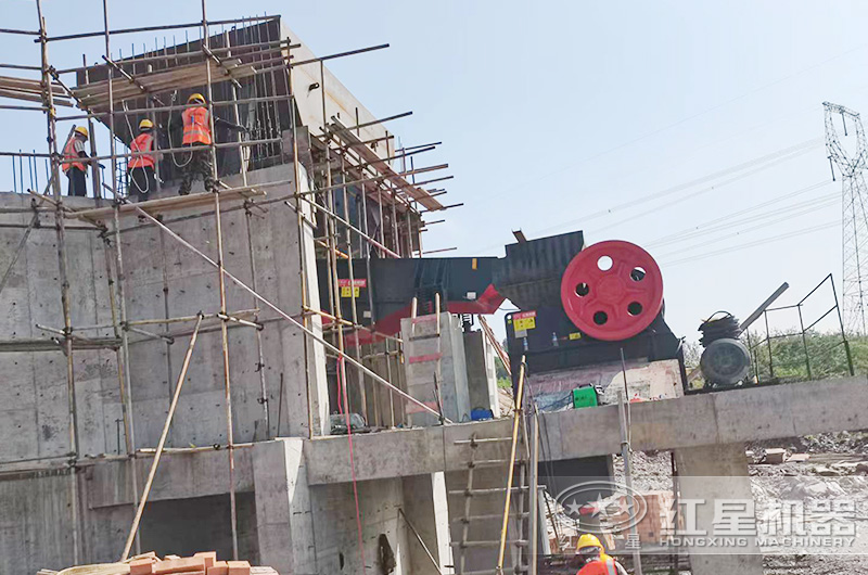 紅星技術(shù)人員輔助客戶安裝69鄂破機設(shè)備 紅星技術(shù)人員為客戶安裝69鄂破機設(shè)備