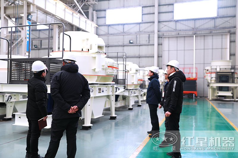 客戶一行來廠考察制砂機(jī)設(shè)備 客戶一行來廠考察制砂機(jī)設(shè)備