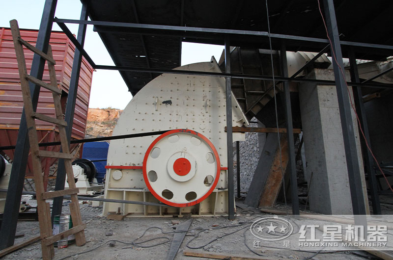 錘式破碎機作業(yè)現(xiàn)場 錘式破碎機作業(yè)現(xiàn)場
